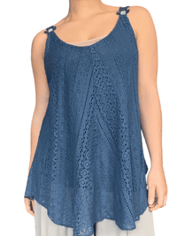 Camisole bleue en dentelle pour femme.