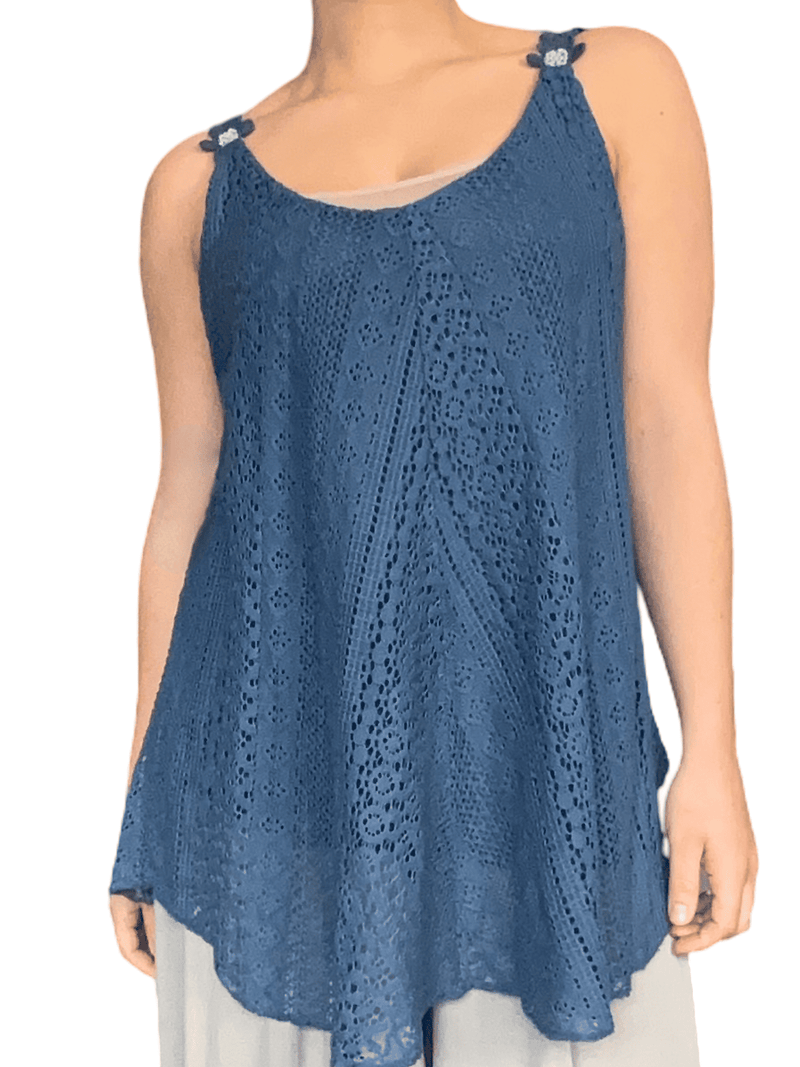 Camisole bleue en dentelle pour femme.