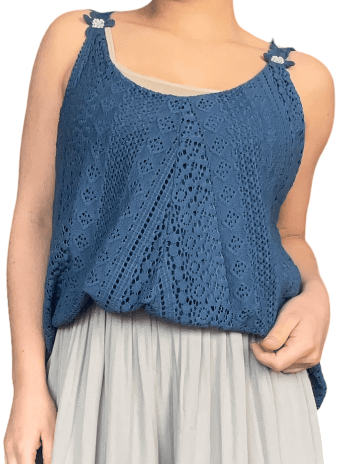 Camisole bleue en dentelle pour femme.