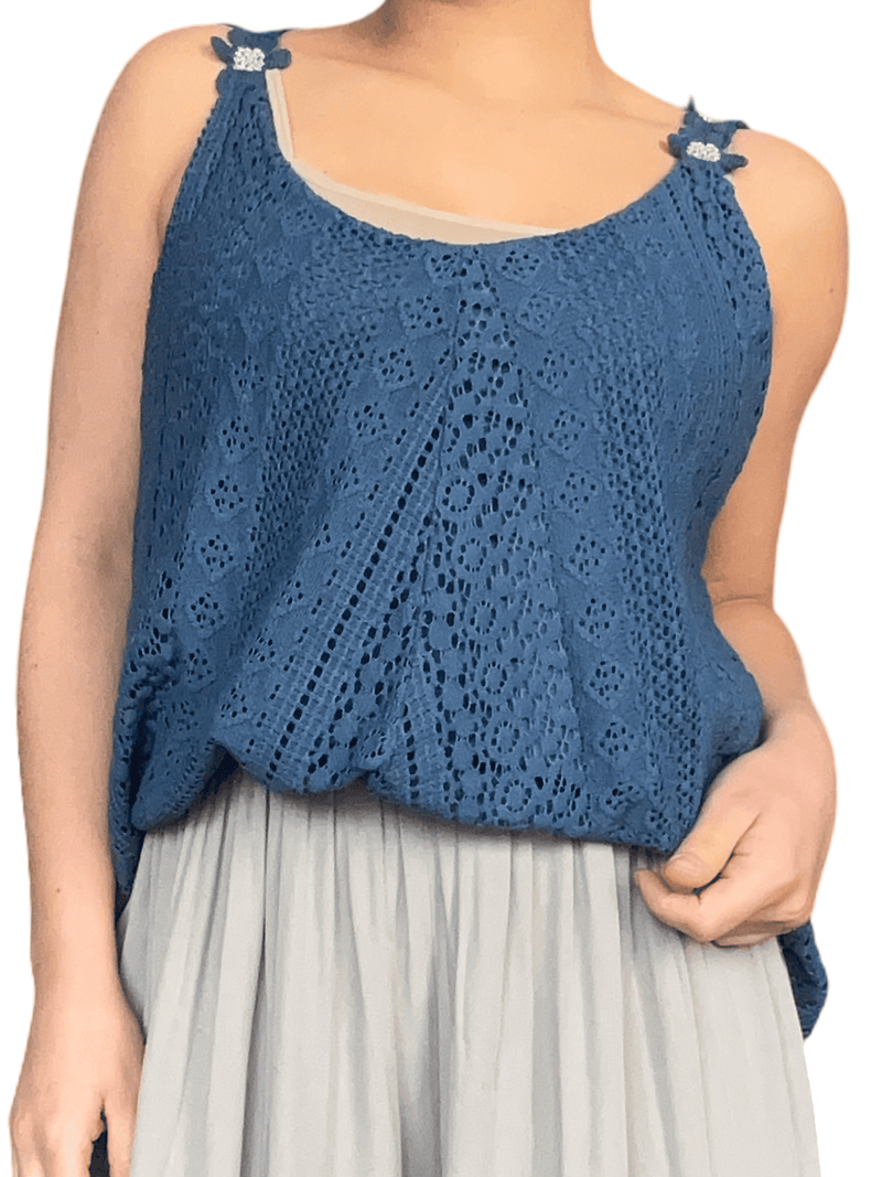 Camisole bleue en dentelle pour femme.