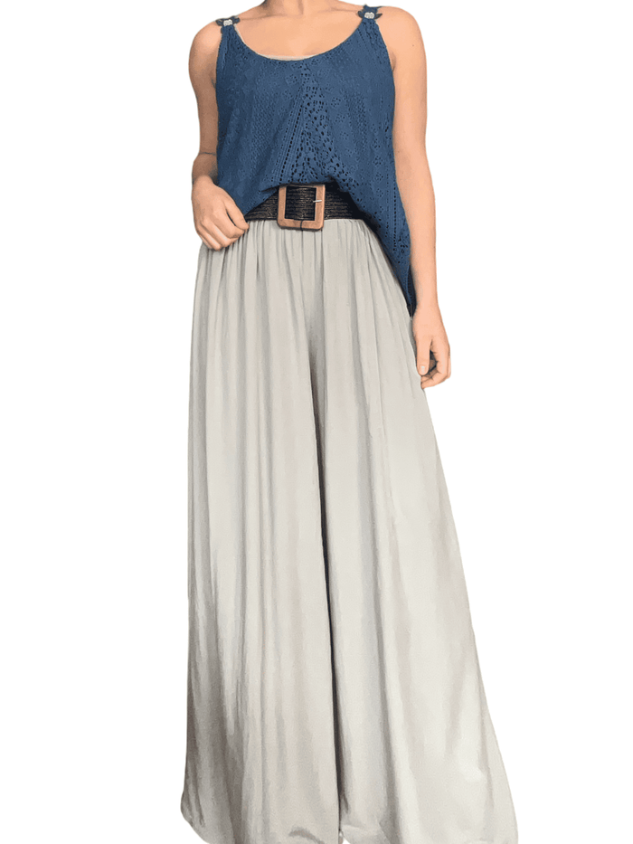 Camisole bleue en dentelle pour femme avec pantalon moka pâle et ceinture noire.