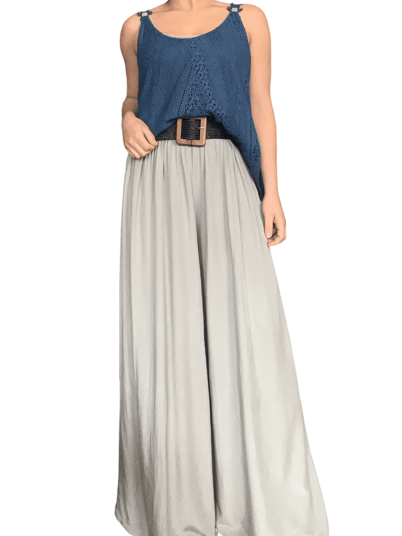 Camisole bleue en dentelle pour femme avec pantalon moka pâle et ceinture noire.