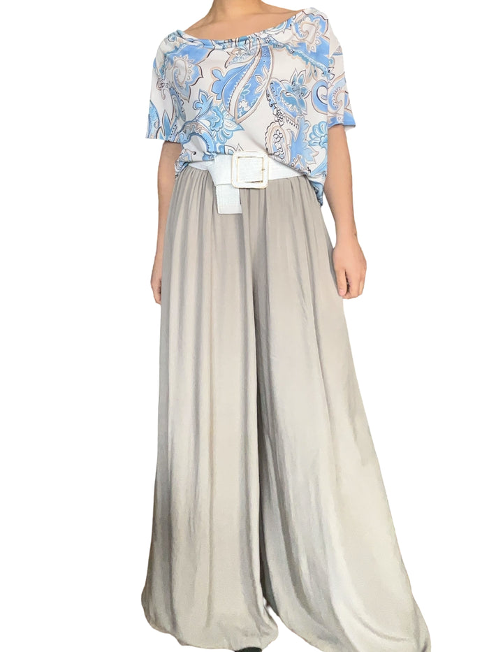 T-shirt à col bénitier avec imprimé de paisleys pour femme avec pantalon.