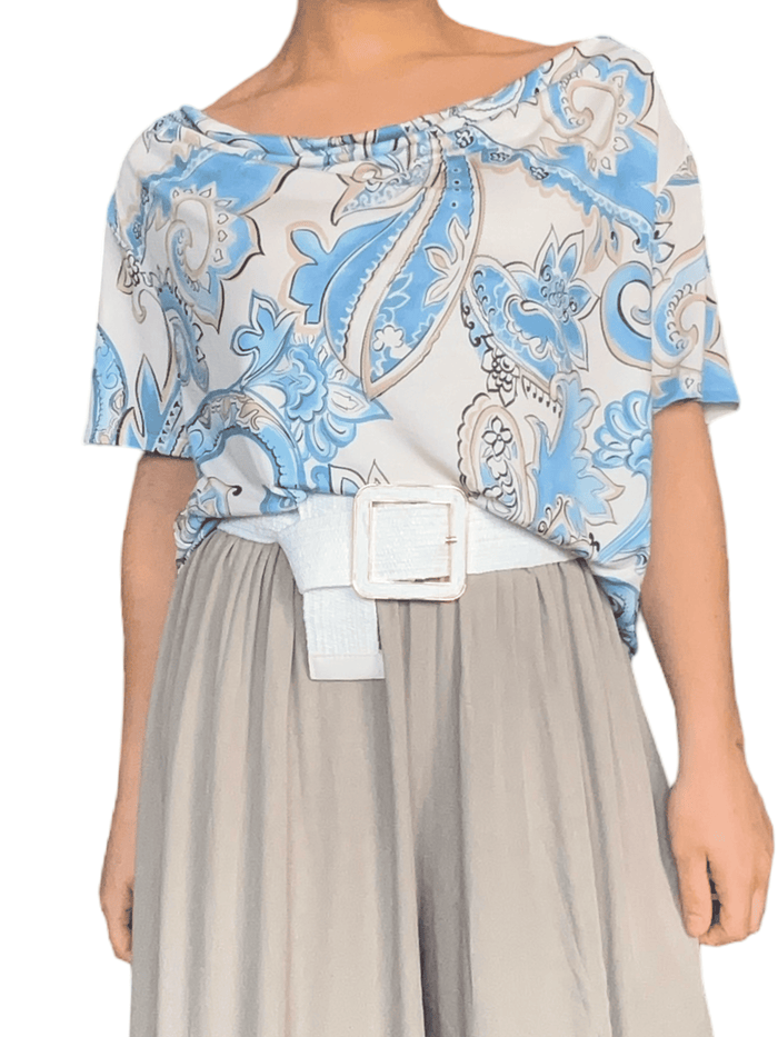 T-shirt à col bénitier avec imprimé de paisleys pour femme avec ceinture large.