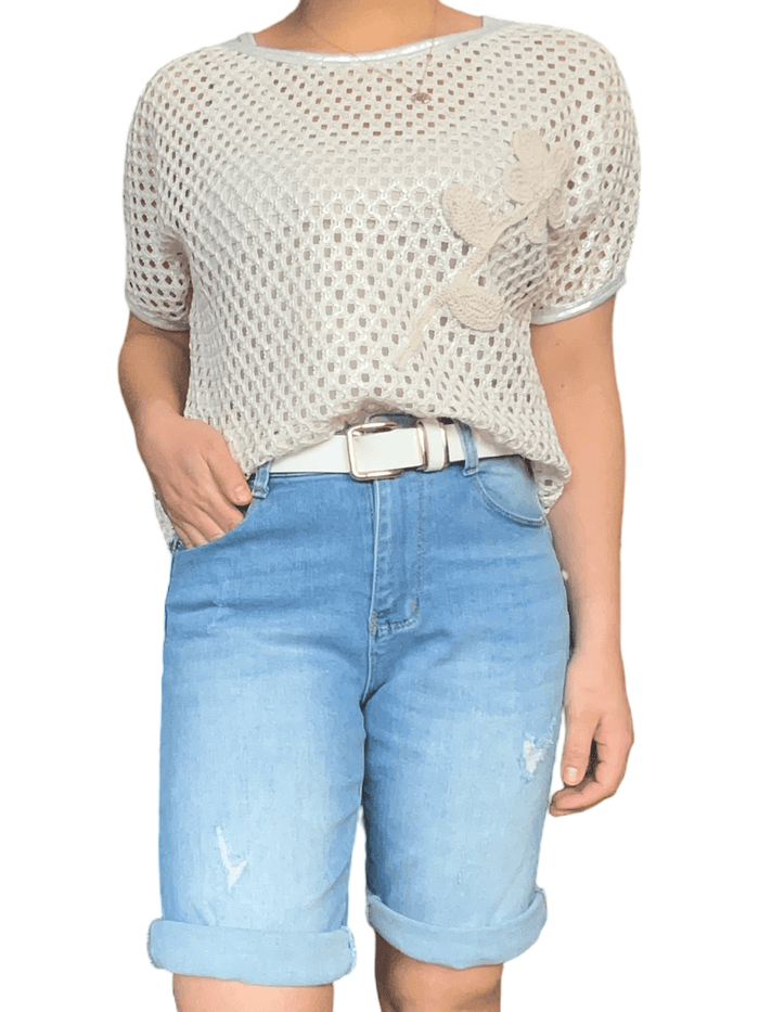 T-shirt beige en crochet pour femme avec bermuda.
