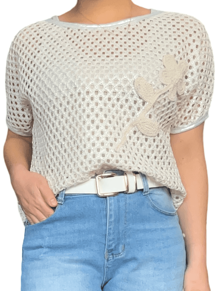 T-shirt beige en crochet pour femme avec ceinture.