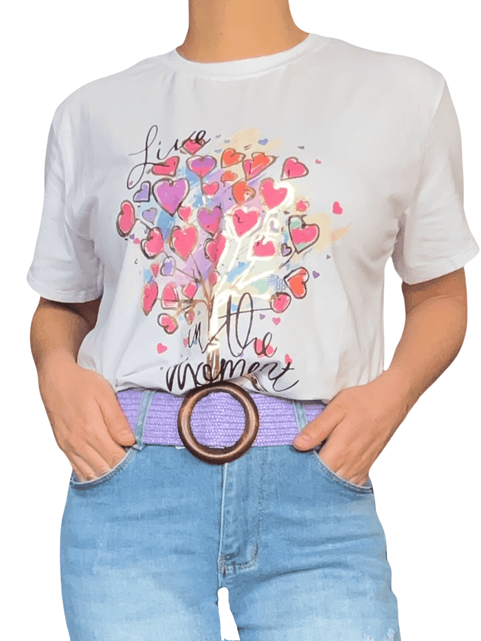 T-shirt blanc avec imprimé de cœurs pour femme avec ceinture lilas.