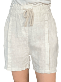 Short beige en lin à taille élastique avec cordon pour femme.
