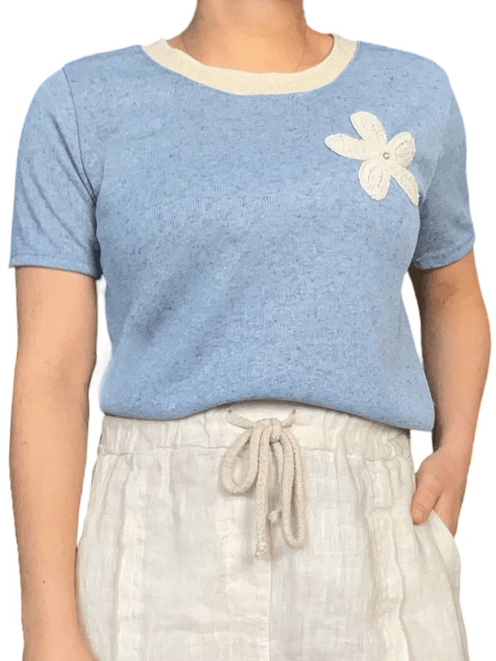 T-shirt bleu jean avec fleur en crochet pour femme.