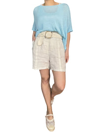 Chandail bleu ciel en mailles pour femme avec short et souliers.