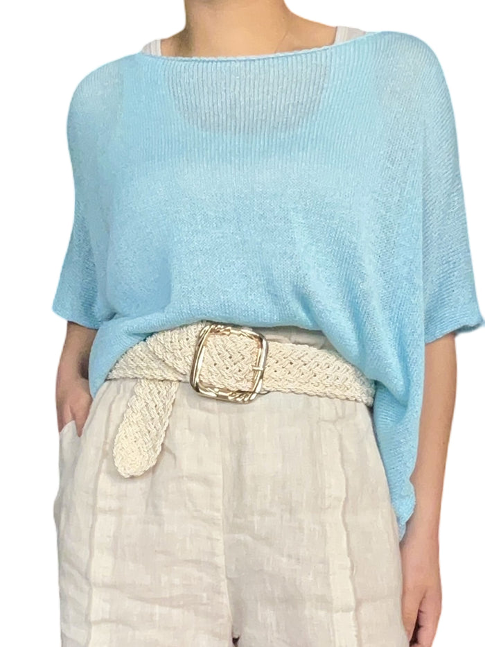 Chandail bleu ciel en mailles pour femme avec ceinture.