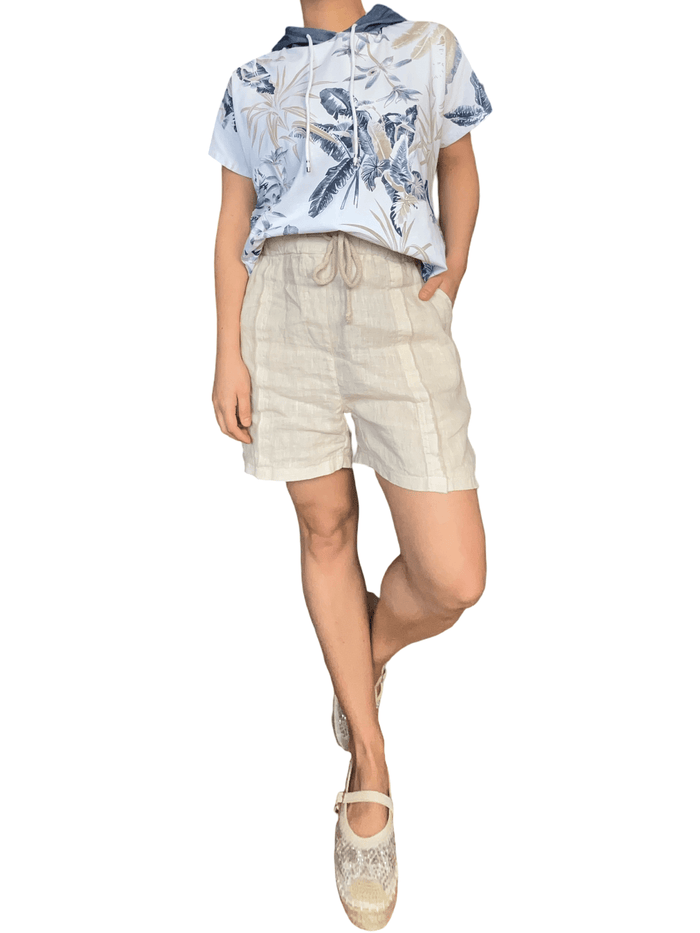 T-shirt blanc pour femme avec imprimé de feuilles et capuchon avec souliers.