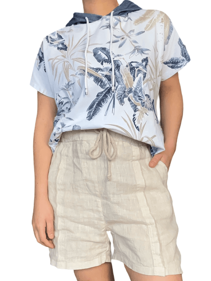 T-shirt blanc pour femme avec imprimé de feuilles et capuchon avec short.