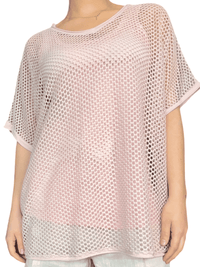Chandail rose pâle en mailles pour femme avec camisole en dessous.