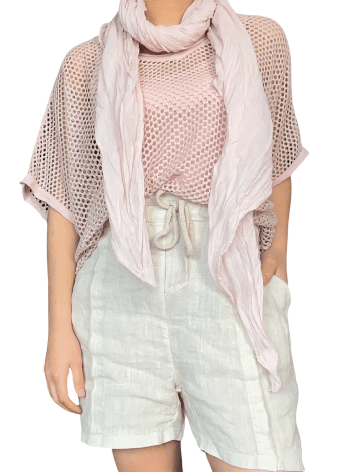 Chandail rose pâle en mailles pour femme avec foulard.