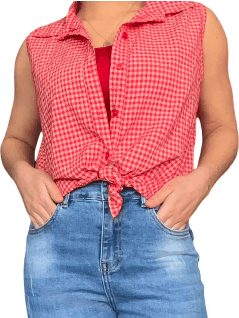 Camisole vintage à carreaux blancs et rouges pour femme avec camisole rouge.