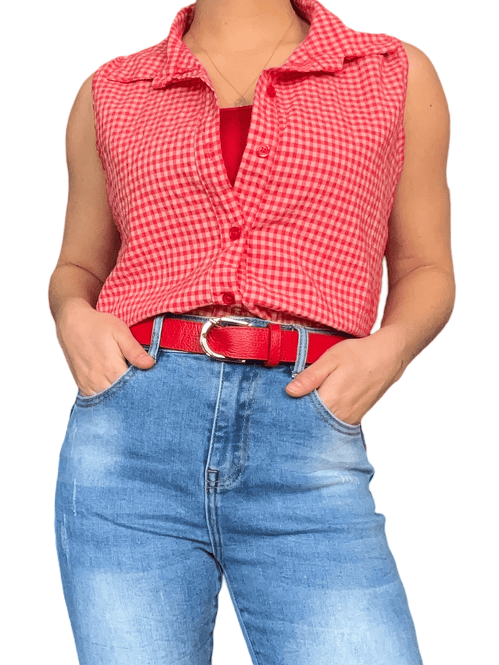 Camisole vintage à carreaux blancs et rouges pour femme avec ceinture.