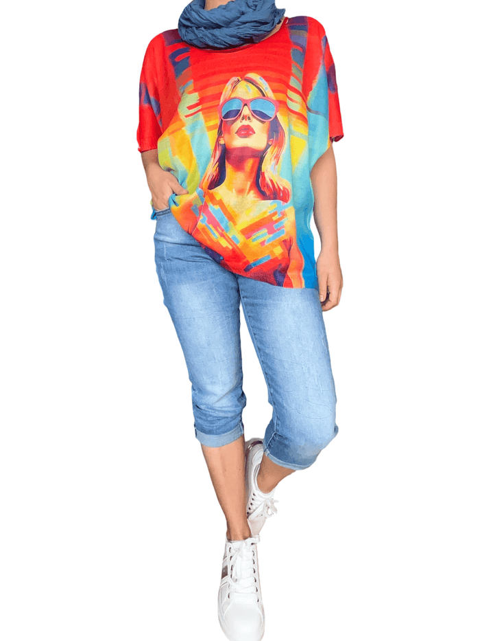 Chandail de couleurs vives avec imprimé d'une femme chic pour femme avec capri et sneakers.