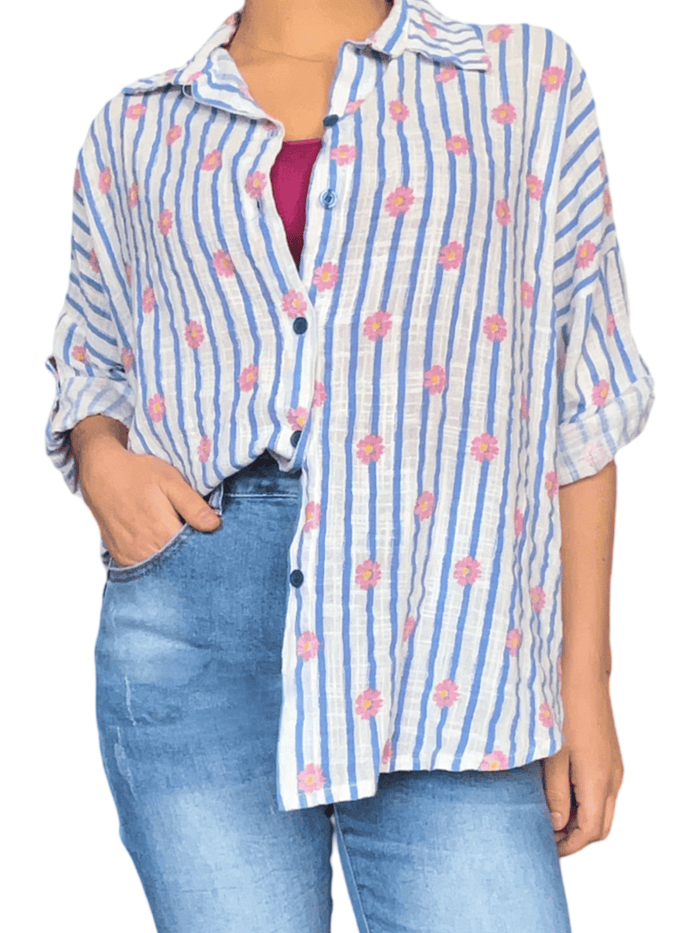 Chemise blanche rayée bleue à motifs floraux pour femme avec camisole en dessous.