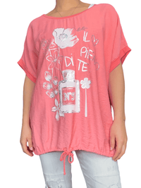 T-shirt corail avec imprimé floral blanc pour femme.