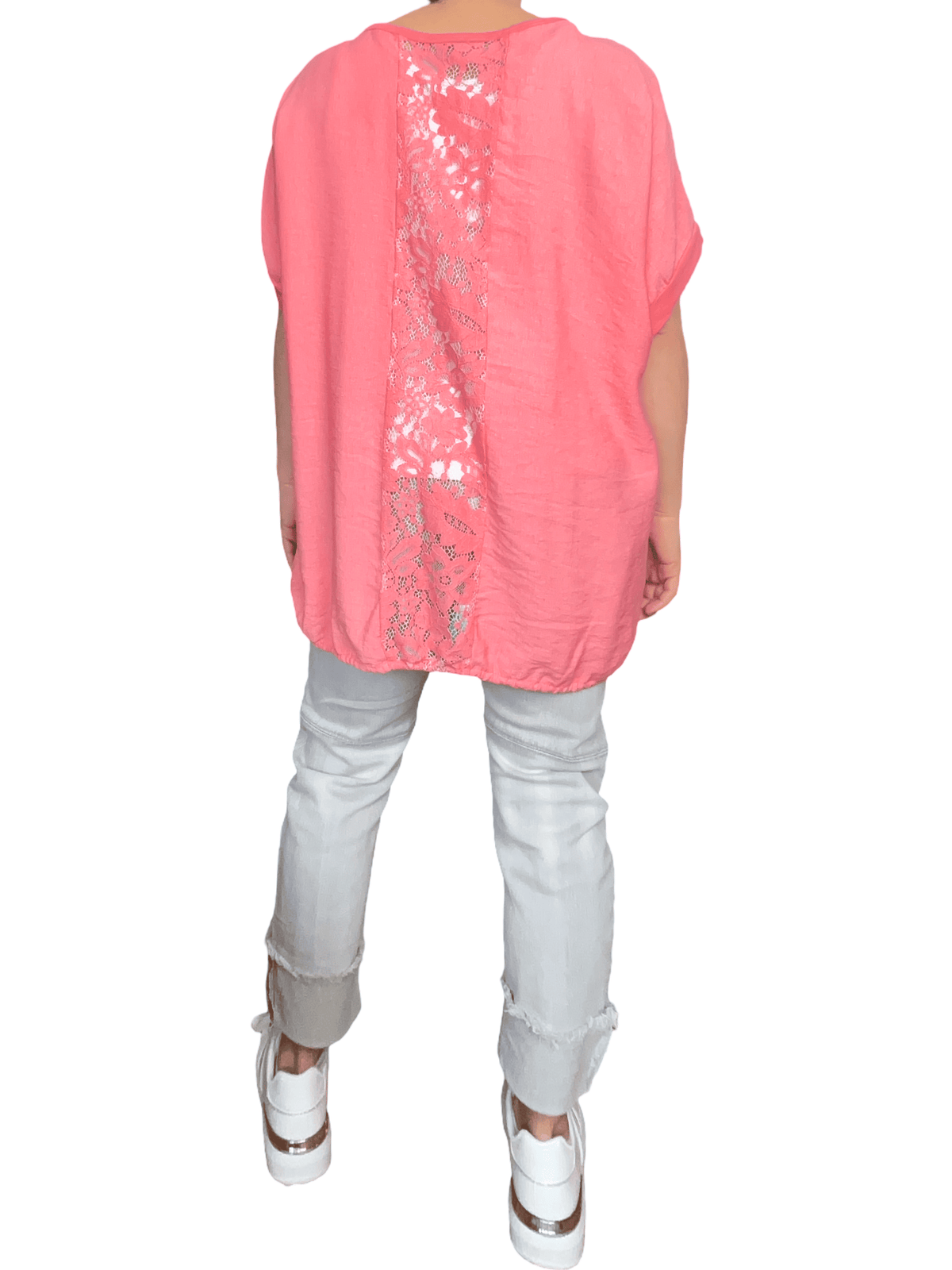 T-shirt corail avec imprimé floral blanc pour femme.