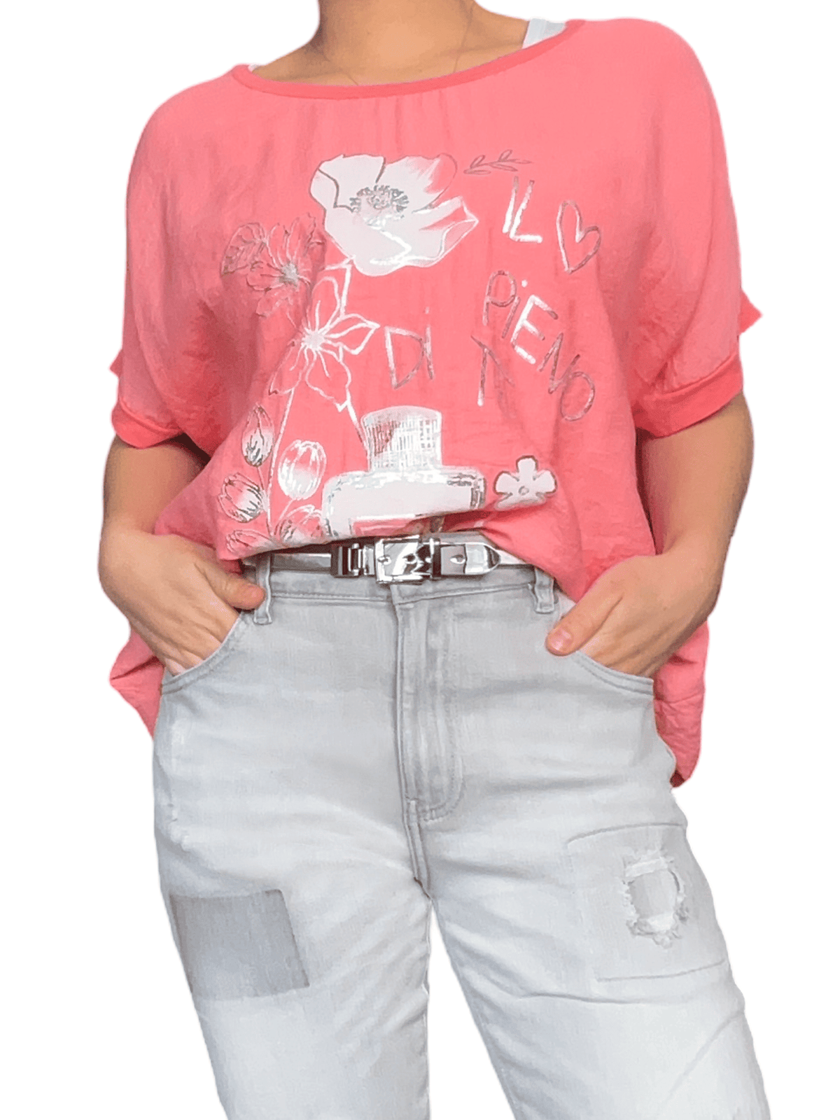 T-shirt corail avec imprimé floral blanc pour femme avec ceinture métallique.