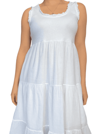 Robe blanche à volants sans manches pour femme.