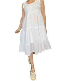 Robe blanche à volants sans manches pour femme avec souliers.
