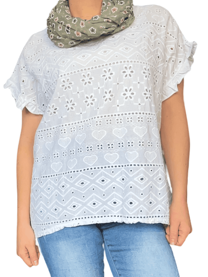 T-shirt blanc avec broderie anglaise pour femme avec foulard.