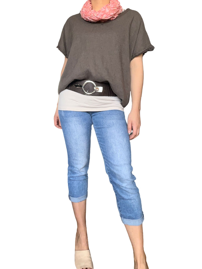 T-shirt brun avec bordure effilochée pour femme avec ceinture et capri.