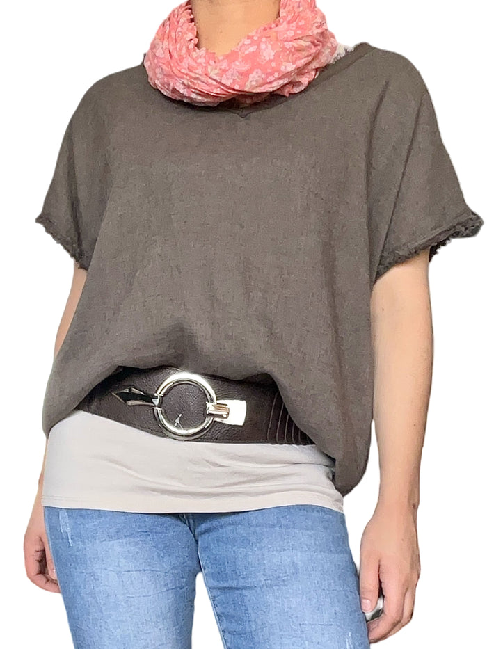 T-shirt brun avec bordure effilochée pour femme avec foulard et camisole en dessous.