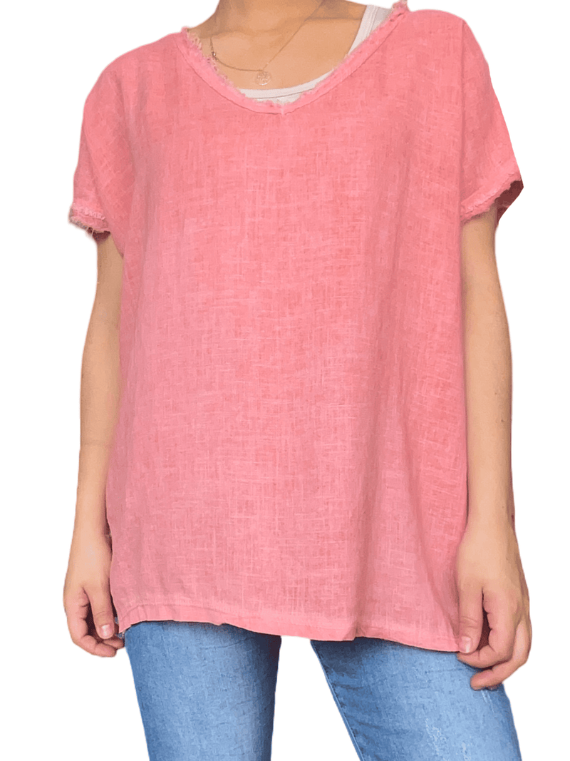 T-shirt corail avec bordure effilochée pour femme.