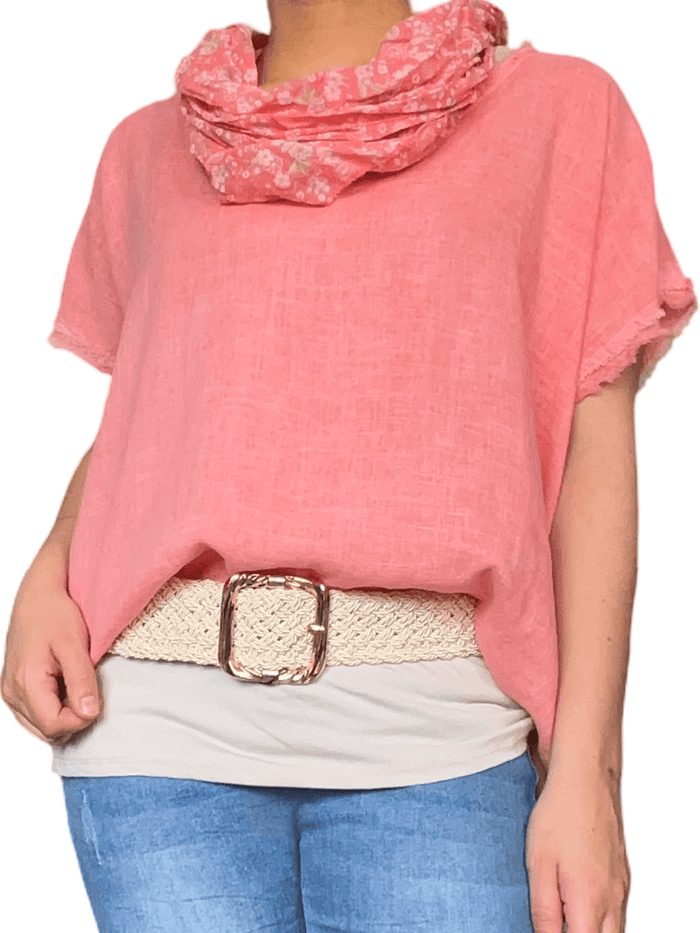 T-shirt corail avec bordure effilochée pour femme avec foulard et camisole en dessous.