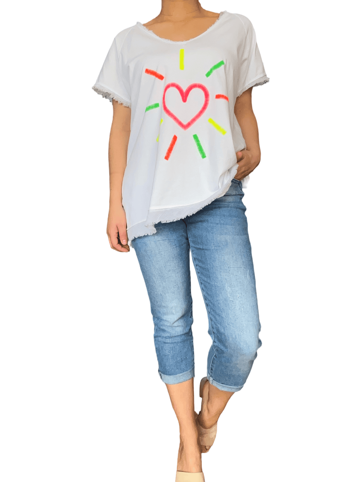 T-shirt blanc pour femme avec imprimé d'un cœur avec capri.
