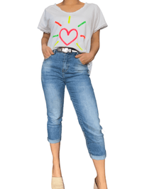 T-shirt blanc pour femme avec imprimé d'un cœur avec ceinture métallique.