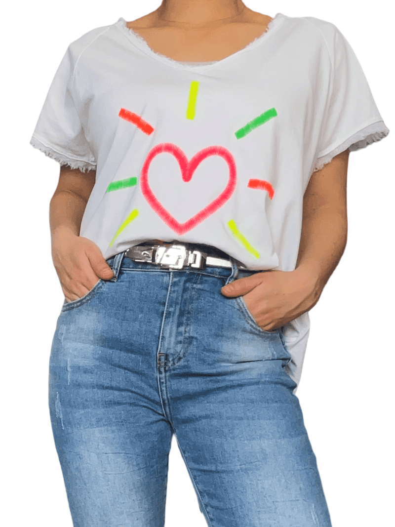 T-shirt blanc pour femme avec imprimé d'un cœur avec ceinture métallique.