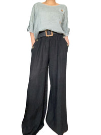 Chandail kaki avec boutons sur le côté pour femme avec pantalon en lin.