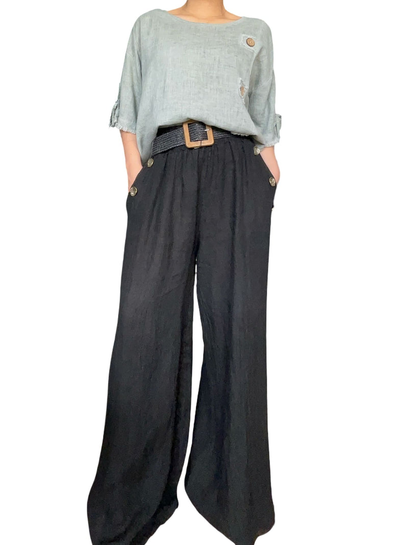 Chandail kaki avec boutons sur le côté pour femme avec pantalon en lin.
