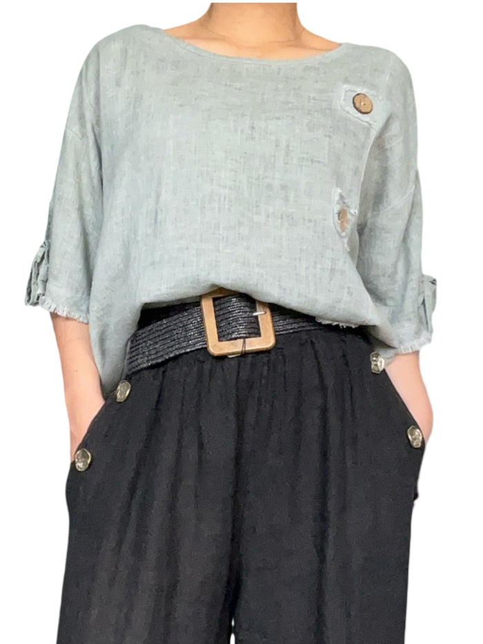 Chandail kaki avec boutons sur le côté pour femme avec ceinture.