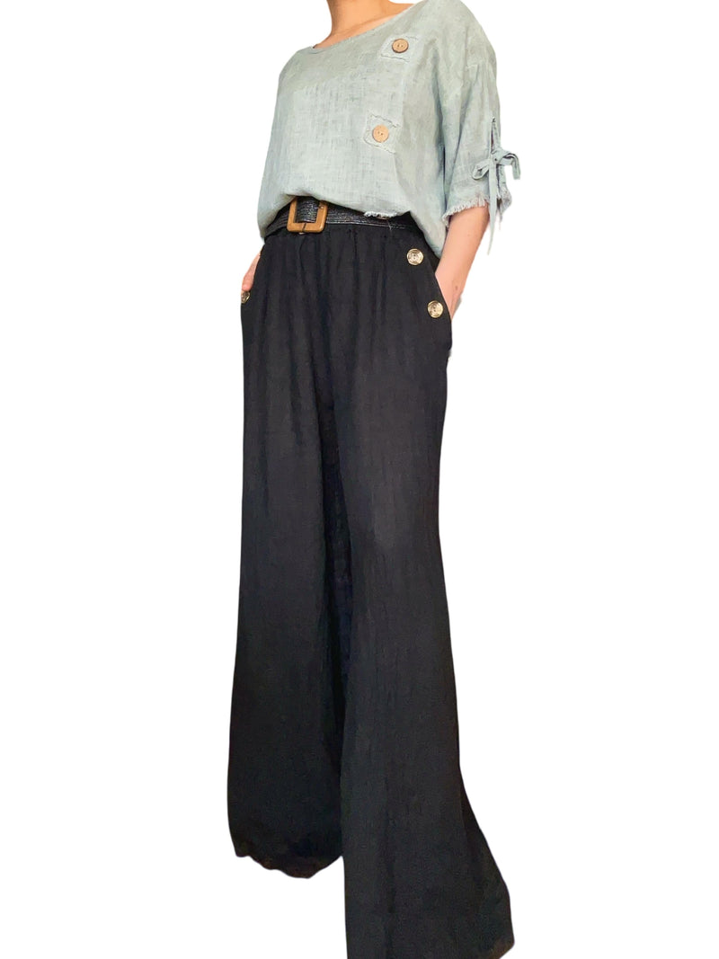 Chandail kaki avec boutons sur le côté pour femme avec ceinture et pantalon.