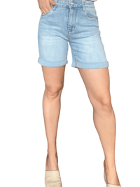 Short de jeans bleu pâle pour femme.