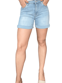 Short de jeans bleu pâle pour femme.