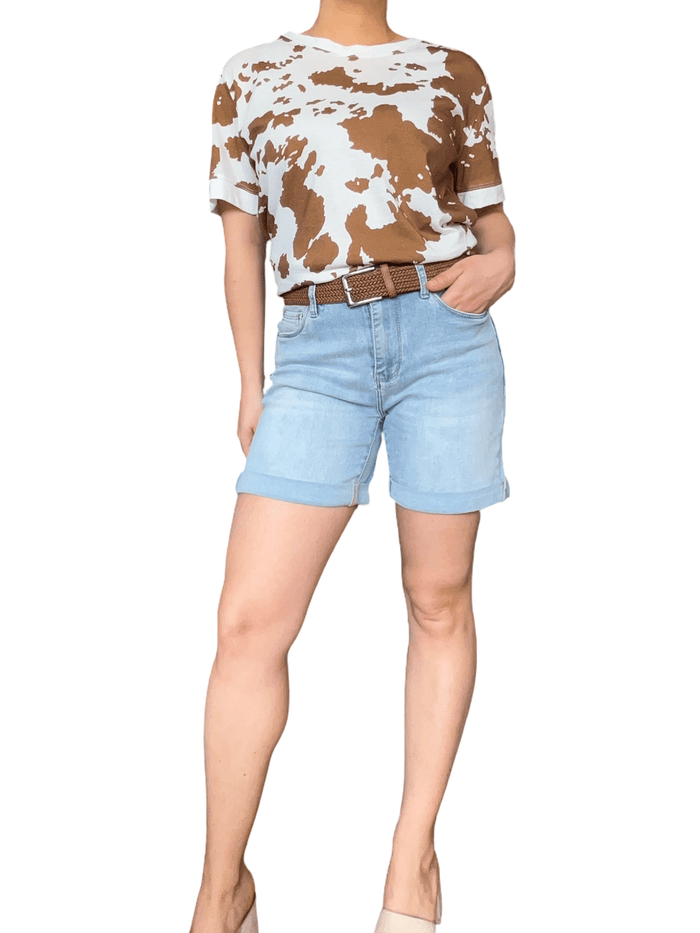 T-shirt blanc avec imprimé de peau de vache pour femme avec shorts.