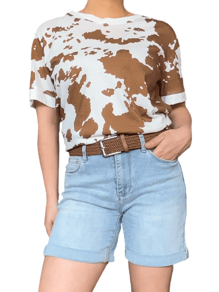 T-shirt blanc avec imprimé de peau de vache pour femme avec ceinture.