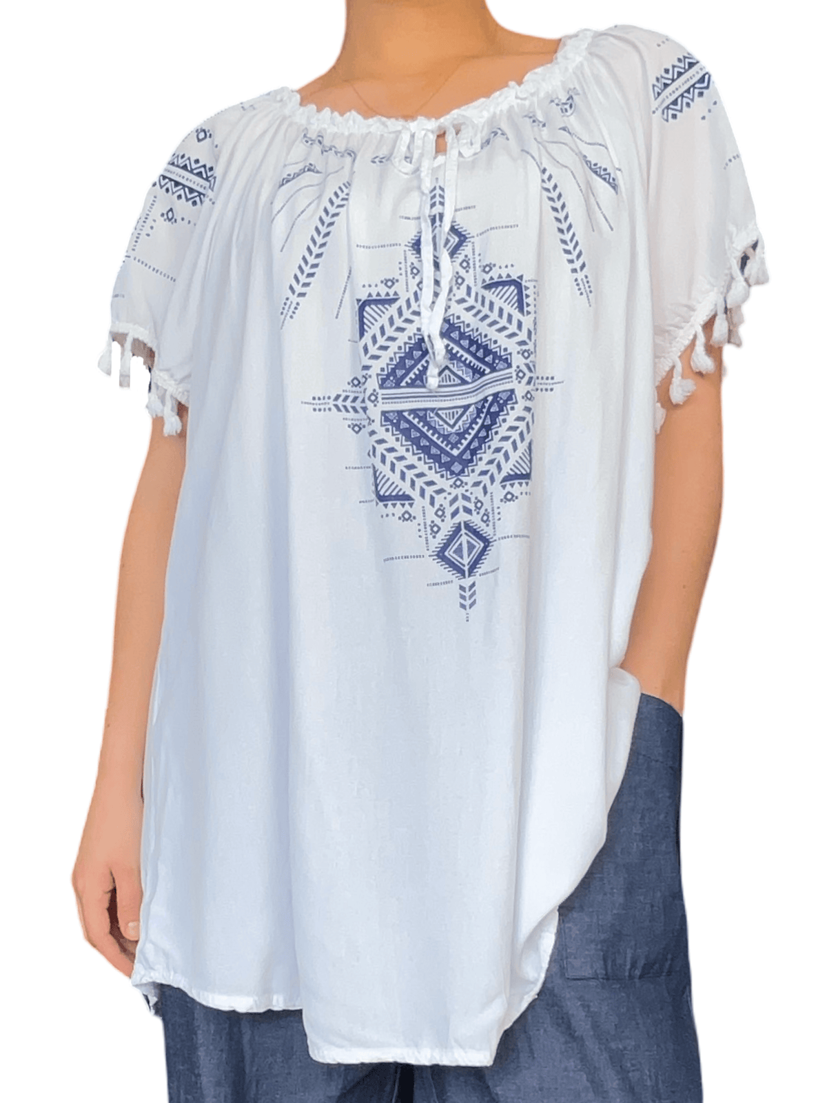 Blouse blanche avec imprimé bleu royal pour femme.