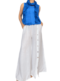Foulard bleu royal uni pour femme avec camisole et pantalon blanc en lin.