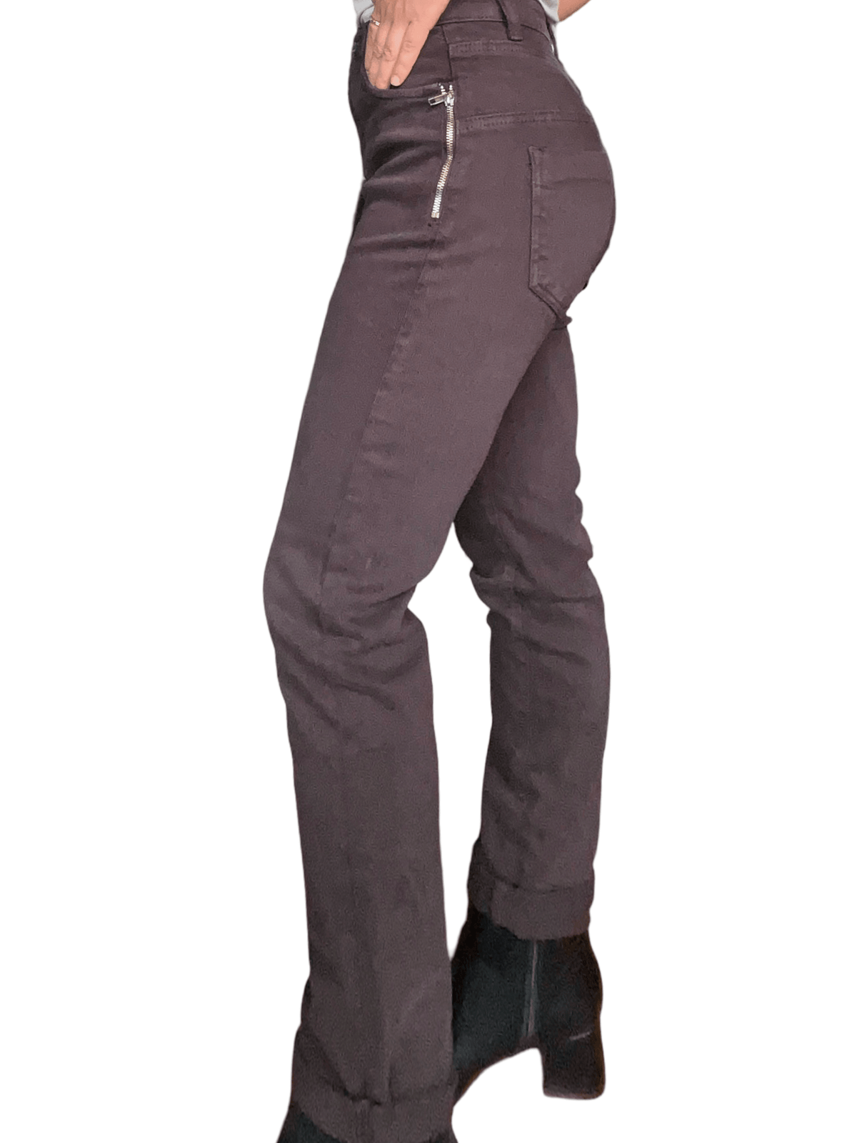 Jeans skinny brun pour femme.