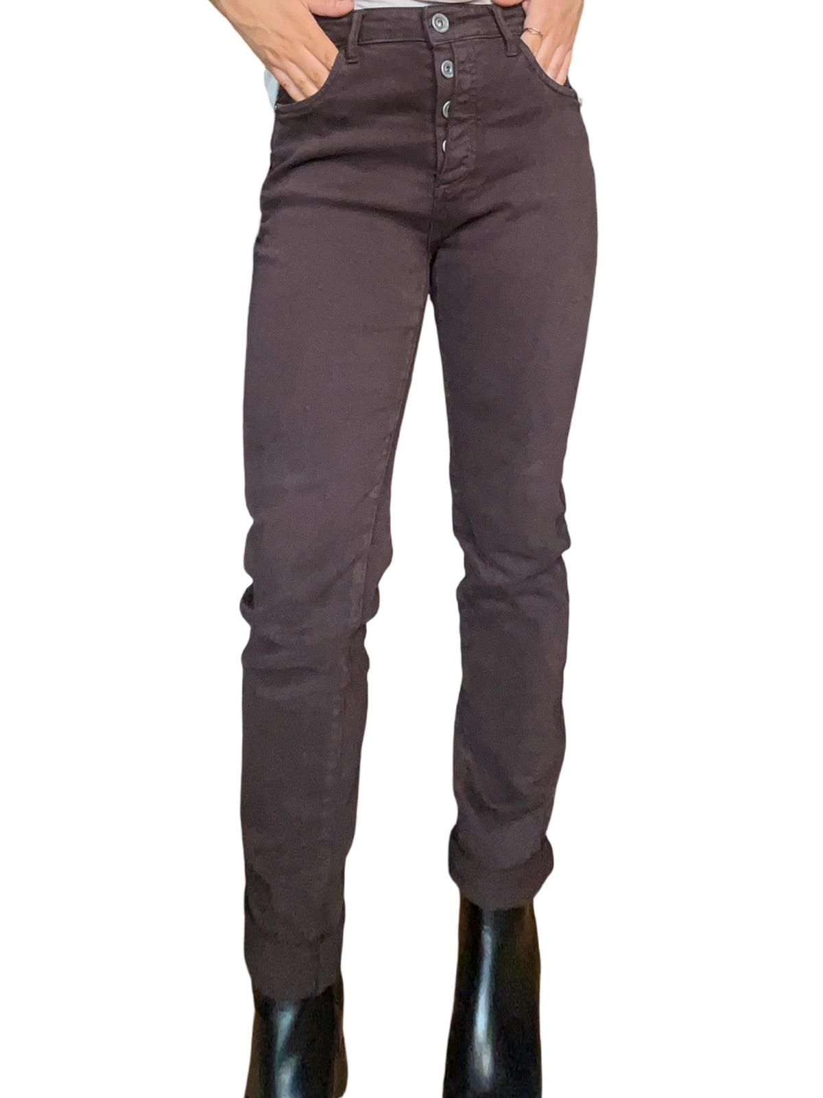 Jeans skinny brun pour femme avec bottillons noirs.