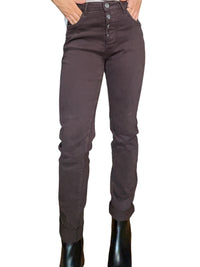 Jeans skinny brun pour femme avec bottillons noirs.