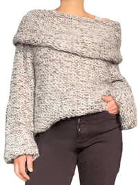 Chandail beige en crochet à col asymétrique pour femme.